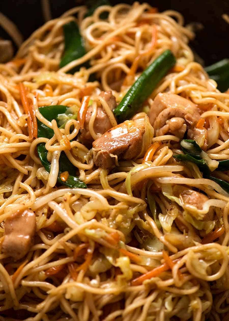 Nouilles chinoises comme au restaurant au poulet mariné à l